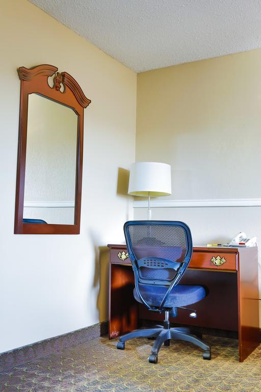 Super 8 By Wyndham Charlotte University Extérieur photo