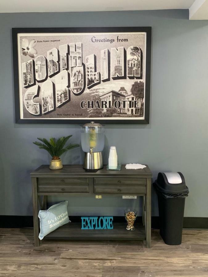Super 8 By Wyndham Charlotte University Extérieur photo