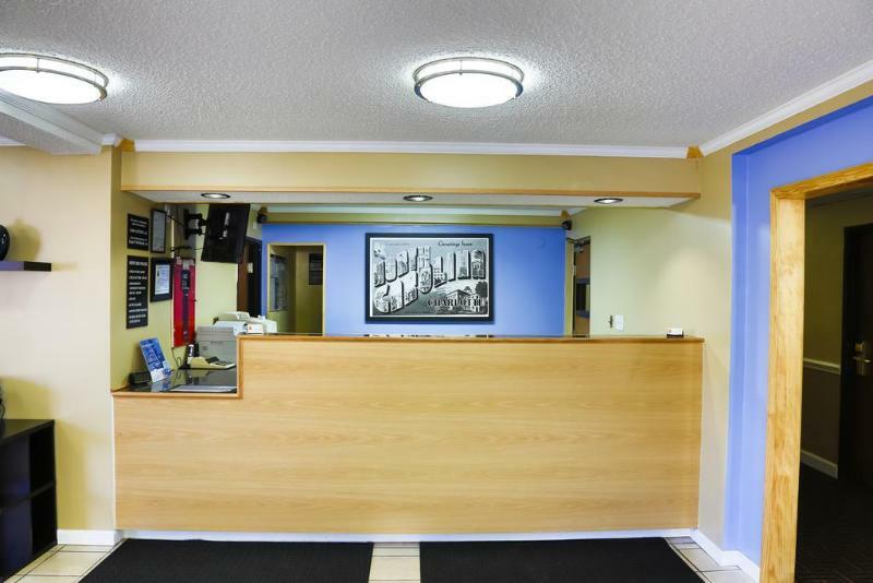 Super 8 By Wyndham Charlotte University Extérieur photo